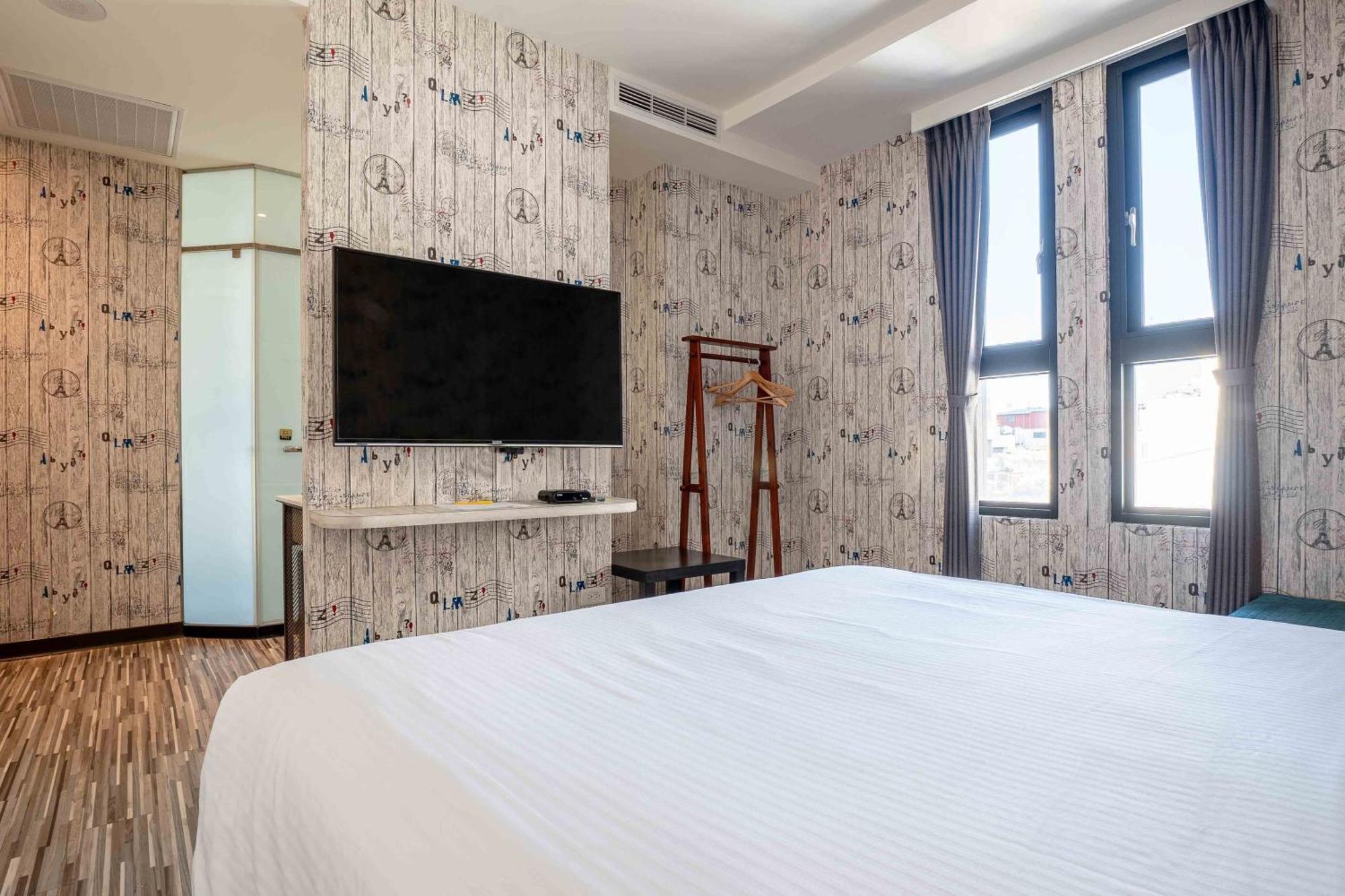 Check Inn Taichung Ziyou Kültér fotó