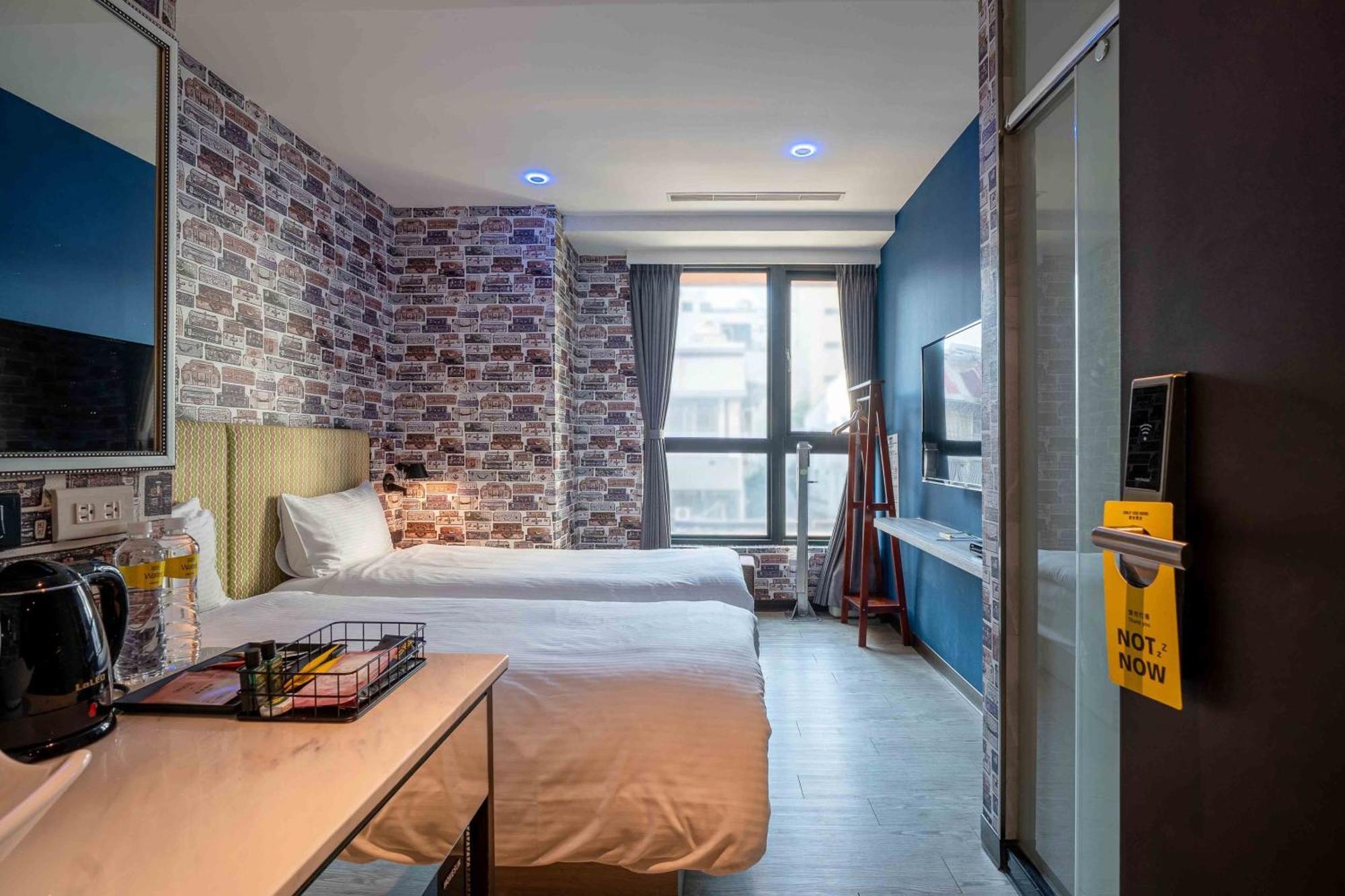 Check Inn Taichung Ziyou Kültér fotó