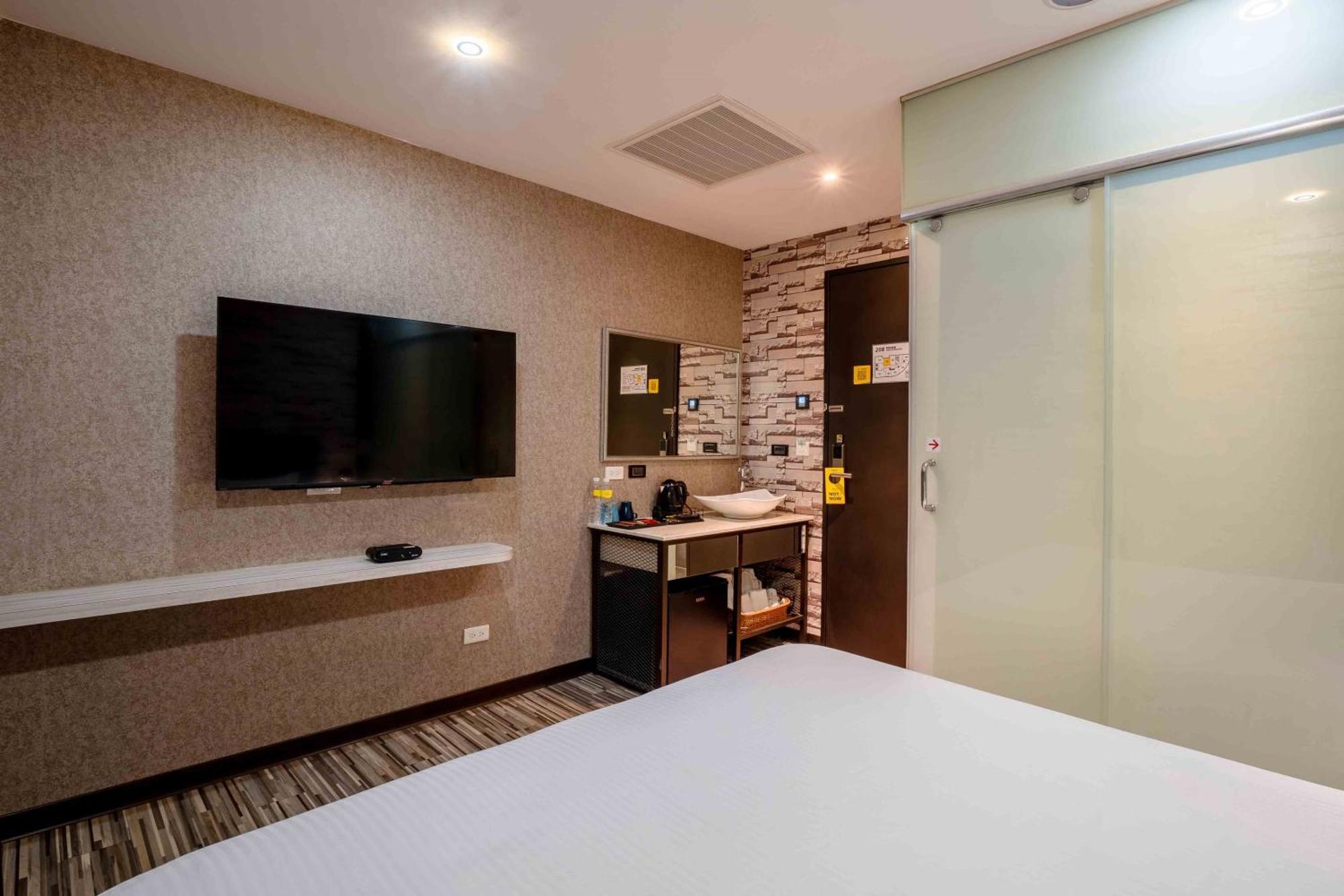 Check Inn Taichung Ziyou Kültér fotó