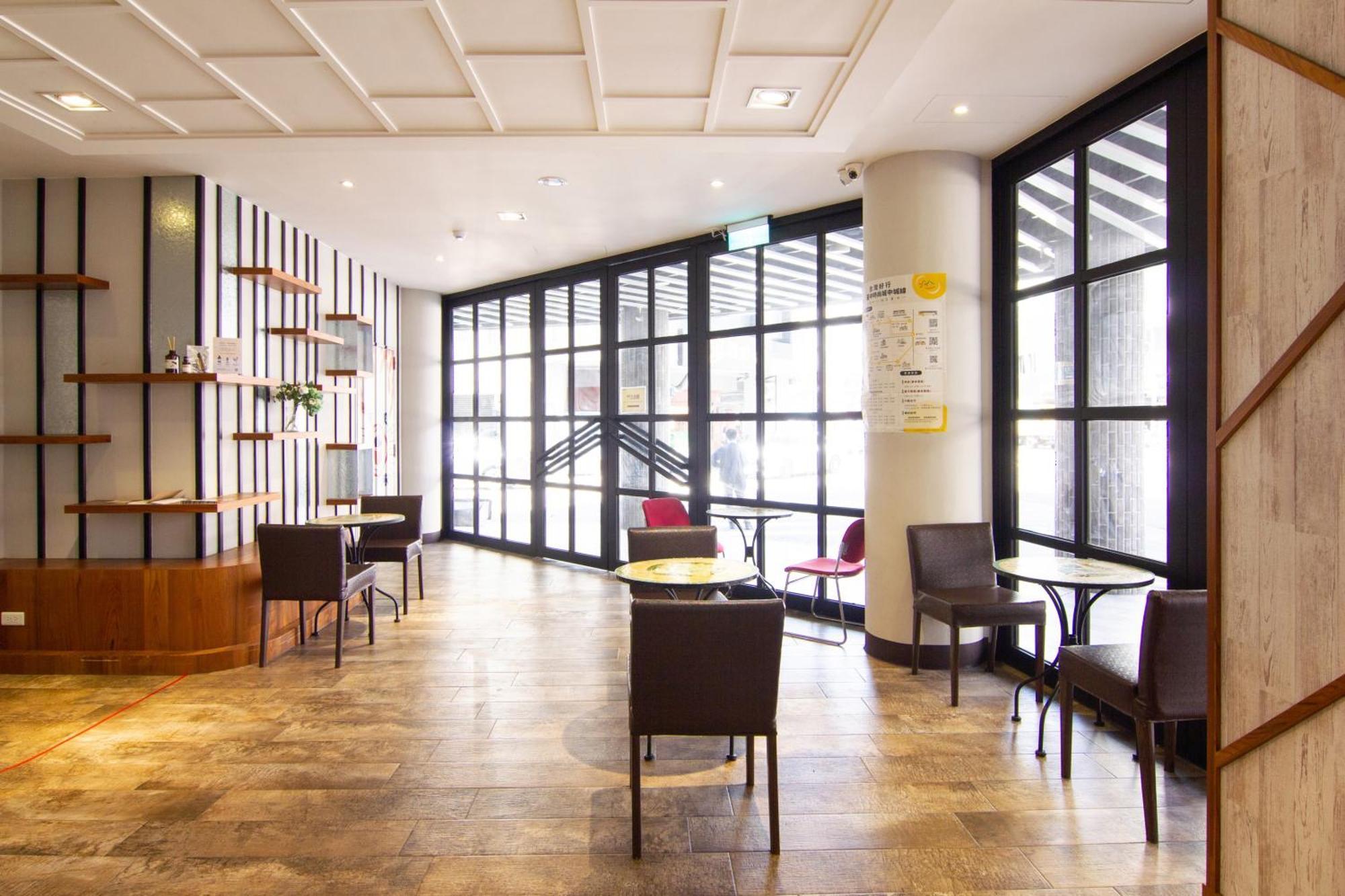 Check Inn Taichung Ziyou Kültér fotó